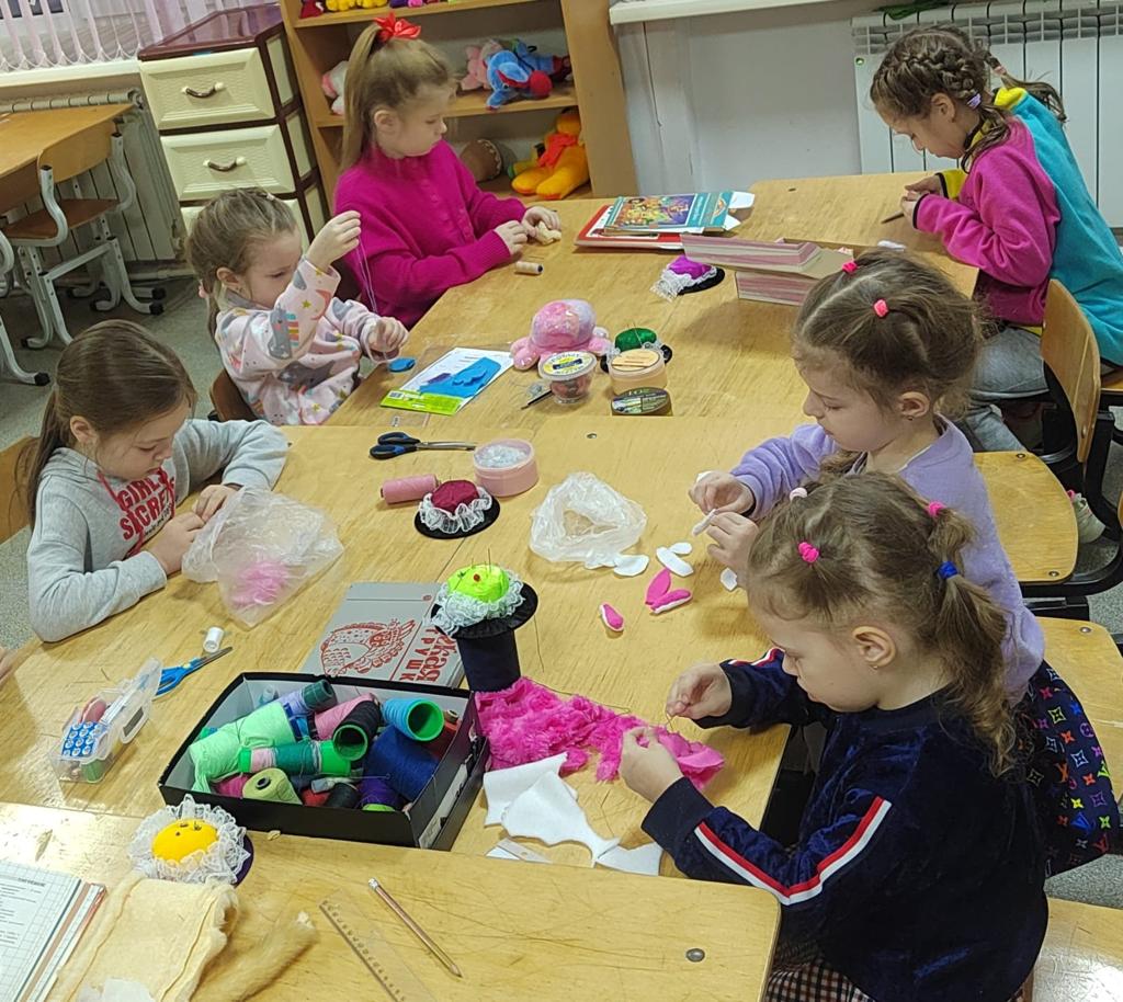 Девочки дети шьют игрушки дома ручной работы хобби и досуг текстильное искусство